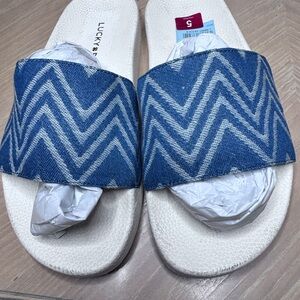 NWT Blue & White Lucky Brand Chevron Slide Sandals Sz 5 NEW